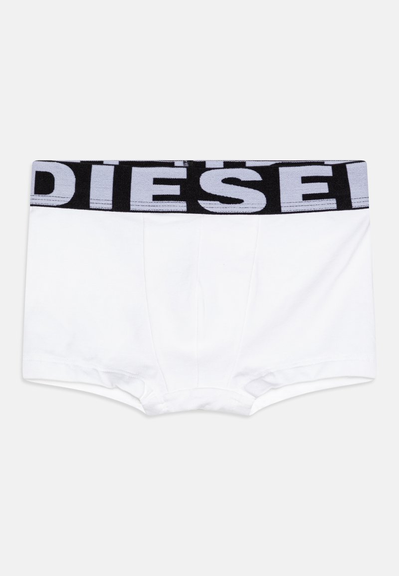 Weiße Boxer-Briefs aus weichem Baumwollmaterial mit einem schwarzen elastischen Bund, der den Markennamen "DIESEL" in fetten grauen Buchstaben trägt.