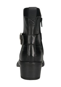 Schwarze Knöchelstiefel mit kroko-geeprägtem Finish, seitlichem Reißverschluss und einem gestapelten Absatz mit strukturiertem Oberflächen. Akzentuiert mit einer metallischen Schnalle.