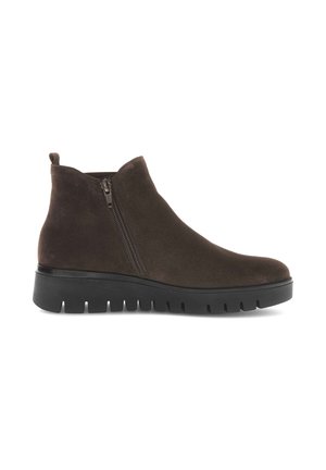Dunkelbrauner Wildleder-Stiefelette mit seitlichem Reißverschluss und dicker schwarzer profilierter Sohle, von der Außenseite gezeigt.