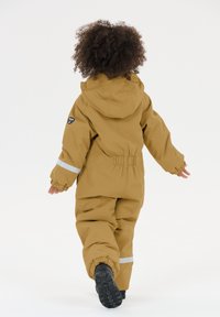 Brun vandtæt overalls med hætte, elastiske manchetter og reflekterende striber. Designet til udendørs aktiviteter, med en glat tekstur og holdbart materiale.