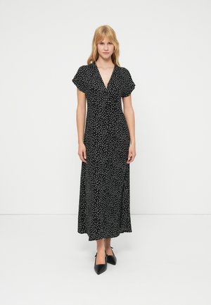 Czarna sukienka maxi z dekoltem w serek, krótkimi, falującymi rękawami, białymi groszkami oraz lekkim, zwiewnym materiałem. Teksturowany i lekki design.