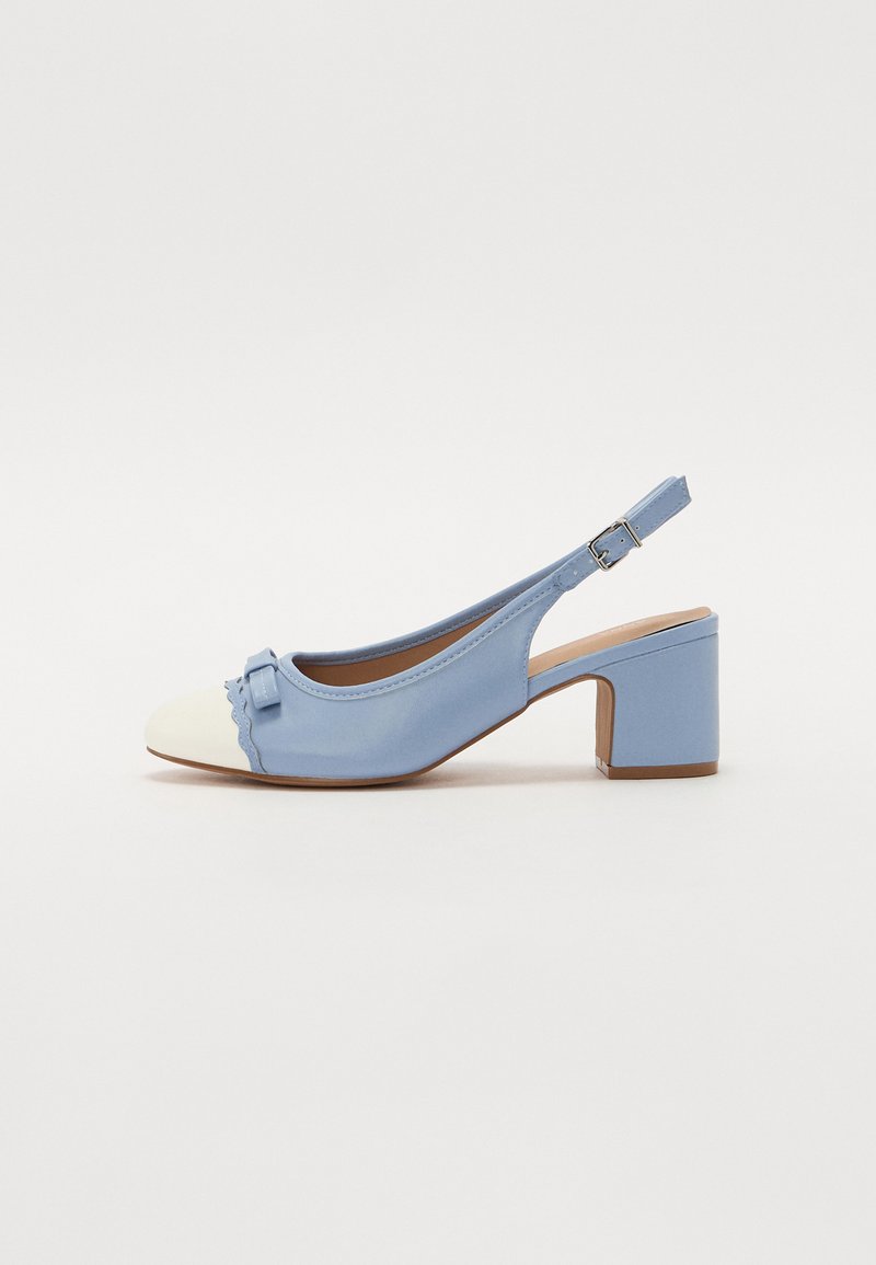 Sandal de salto baixo em azul claro, com bico fechado, ponteira branca, um laço decorativo e um salto robusto. Textura suave com detalhes em formato de ondas.