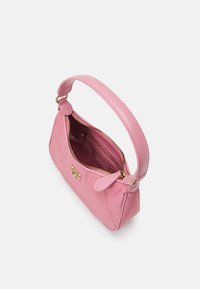 Różowa skórzana torebka na krótkim uchwycie, z zamknięciem na zamek błyskawiczny i złotymi akcentami. Wnętrze wyłożone jest ciemniejszym różowym materiałem z małą kieszonką.
