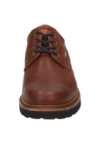 Scarpa da abito in pelle marrone con punta arrotondata, lacci scuri a contrasto e una soletta cucita. Presenta una suola in gomma testurizzata.