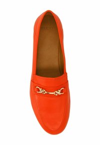 Oranges Leder-Slipper mit goldener Kettenverzierung über dem Vorfuß, spitz zulaufend und mit glatter Textur. Weiche Innenauskleidung sichtbar.