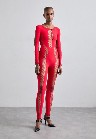 Punainen bodysuit, jossa on kalaverkkoleikkauksia käsivarsilla ja sivuilla. Slim fit -tyyppinen, pitkähihaiset ja pyöreäkaulainen. Yhdistetty mustiin korkokenkiin.