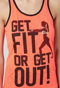 Camiseta de tirantes naranja brillante con texto negro que dice "¡PONTE EN FORMA O SAL DE AQUÍ!" Presenta una silueta de una mujer en postura de ejercicio. Textura suave.