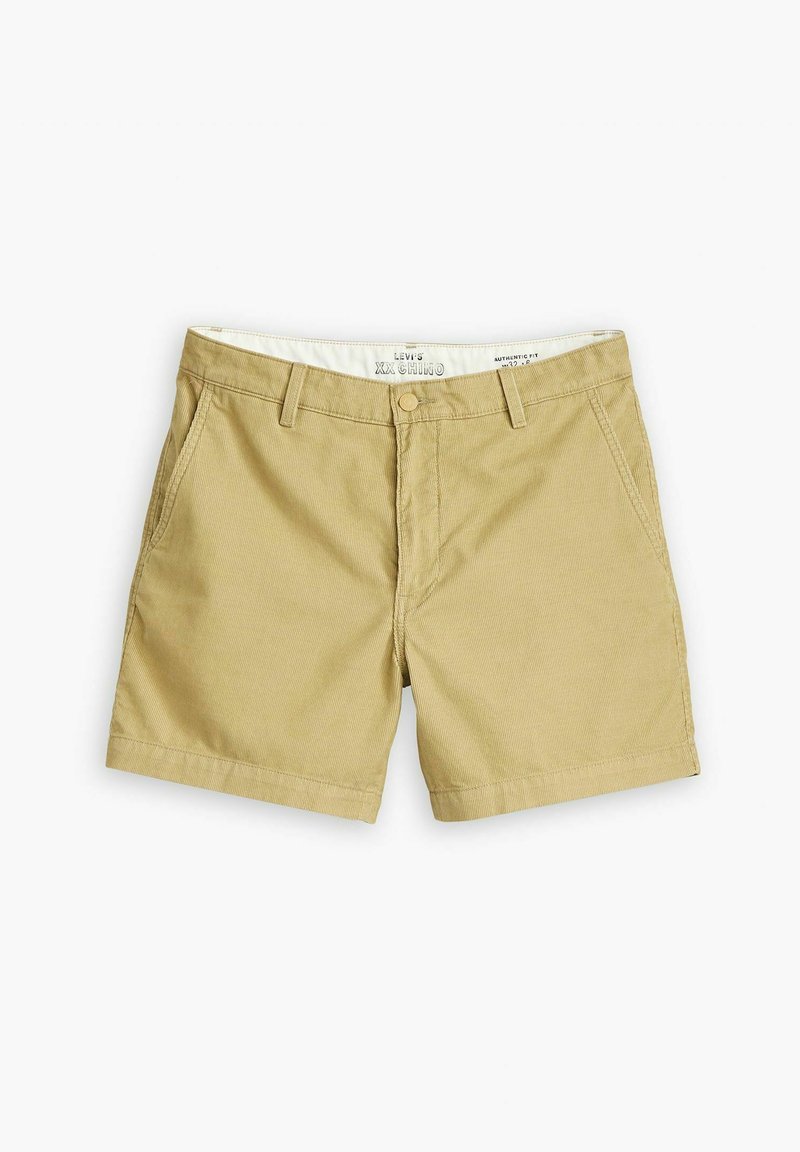 Pantalones cortos chinos color caqui con una textura suave, dos bolsillos frontales y detalles de costura; cinturilla plana con cierre de botón.