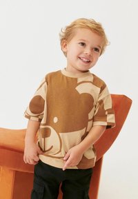 Next ALL OVER SHORT SLEEVE - REGULAR FIT - Camiseta estampada - tan brown