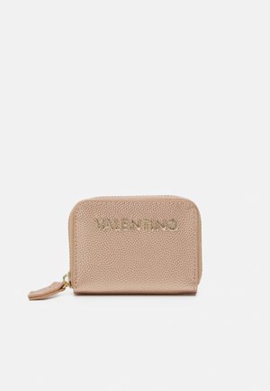 Valentino-lompakko teksturoitua vaaleanpunaista nahkaa, jossa on kultainen logo edessä ja vetoketjukiinnitys, kompakti suorakulmainen muoto.