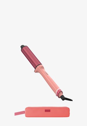 Fer à friser rose et rouge avec embouts noirs et bouton d’alimentation, accompagné d’une pochette rectangulaire rose résistante à la chaleur sur fond blanc.