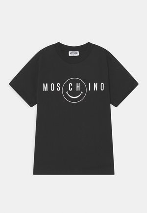 Sort Moschino t-shirt med korte ærmer, med hvid tekst og et smileyansigt integreret i brandnavnet på forsiden.