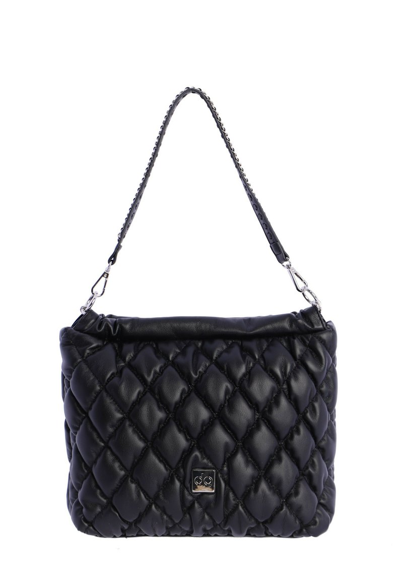 Bolso de mano de cuero acolchado negro con un asa superior, que cuenta con un detalle de hardware en tono plateado y un patrón de diamante texturizado.