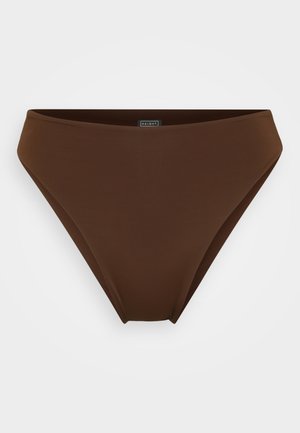 Parte inferior de bikini marrón con una tela suave y elástica. Diseño de corte alto con un color sólido, con una marca minimalista en la cintura.