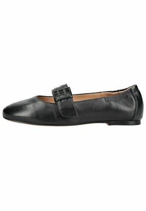 Zapato plano de cuero negro con punta pointed y una correa ancha con hebilla en la parte superior, con un tacón bajo y parte trasera elástica.