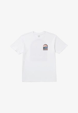 T-shirt bianco a maniche corte con una piccola grafica multicolore di un tramonto e palme in una disposizione ad arco nella zona sinistra del petto.