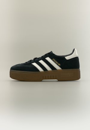 adidas Originals, HANDBALL SPEZIAL BOLD W - Baskets basses - core black/core white/gum