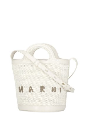 Borsa a secchiello bianca intrecciata con rifiniture e manici in pelle, tracolla regolabile e logo "MARNI" ricamato sul davanti.