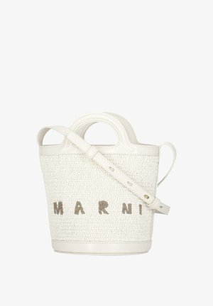Borsa a secchiello bianca intrecciata con rifiniture e manici in pelle, tracolla regolabile e logo "MARNI" ricamato sul davanti.