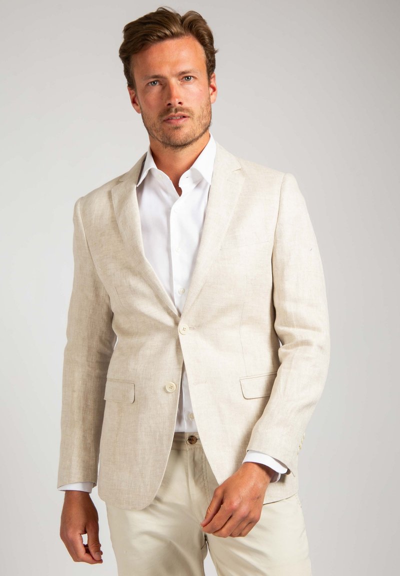 Lichtbeige linnen blazer met een enkele knoopsluiting, gegoten revers, twee voorkant zakken en een soepele textuur, gecombineerd met een wit shirt.