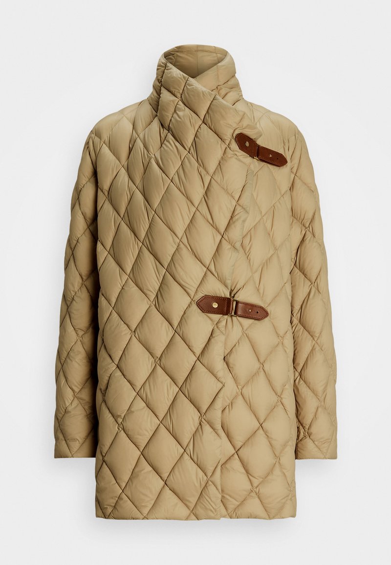 Beige gesteppte Jacke mit hohem Kragen und diagonalen Nähten; verfügt über zwei Leder-Riemenakzente für den Verschluss. Weiche, puffige Textur.