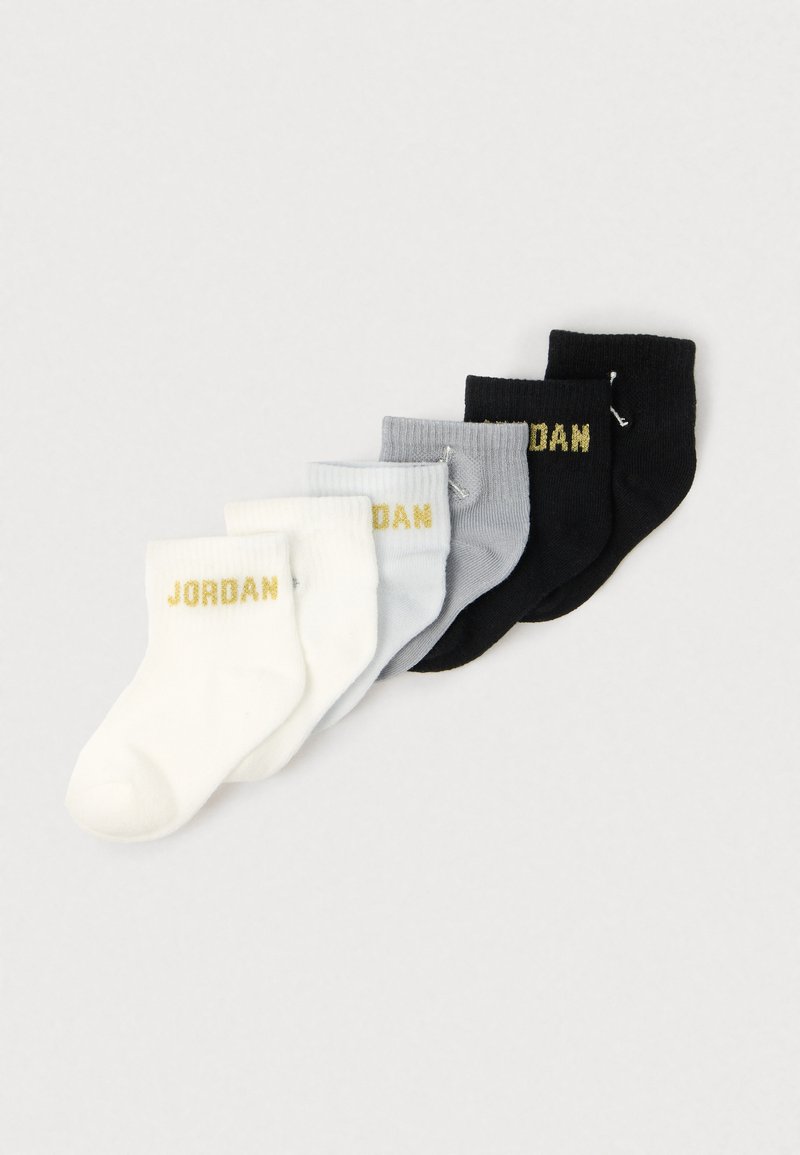 Zestaw pięciu par skarpet w kolorach: białym, jasnoszarym, ciemnoszarym i dwóch parach czarnych, każda z wyszywanym na złoto napisem „JORDAN”. Wykonane z mieszanki bawełny, z prążkowanym wzorem.