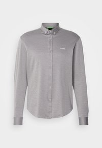 Grijze button-up shirt met een geweven patroon, een kraag en een klein geborduurd "BOSS" logo op de linkerborst. Lange mouwen.