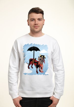 Homme portant un sweat-shirt blanc avec une illustration d'un carlin en costume rouge et noir tenant un parapluie noir flottant dans le ciel.