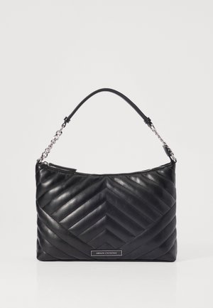 Sac à main Armani Exchange en cuir matelassé noir avec motif chevron, fermeture éclair, et bandoulière chaîne avec patte d'épaule en cuir.