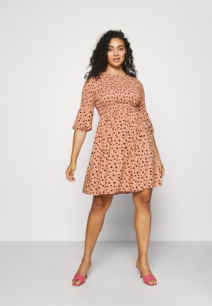 SMOCKED BUBBLE SLEEVE DRESSES WITH ROUND NECK - Denní šaty - peach