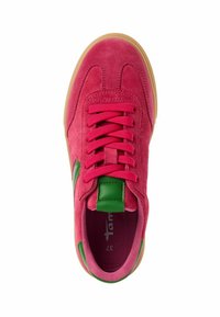 Sneaker in suede rosa con lacci abbinati, dettagli verdi e suola in gomma. Presenta una punta rotonda e una fodera interna testurizzata.