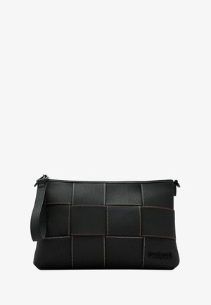 Juoda pintinė rankinė su įvairiaspalviais tekstūriniais skydeliais ir kontrastingomis siūlėmis. Yra užtrauktuko uždarymas ir reguliuojama dirželis.