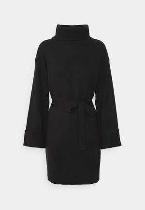 Rochie neagră tricotată cu guler înalt, mâneci supradimensionate și talie legată. Prezintă manșete strâmte și o textură netedă.