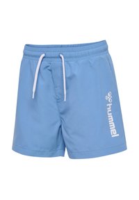 Jasnoniebieskie krótkie spodenki sportowe z elastycznym pasem, białym sznurkiem, bocznymi kieszeniami i białym logo "hummel" na prawej nodze.