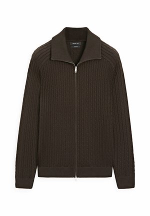 Donkerbruine kabelgebreide trui met ritssluiting, geribbelde kraag, manchetten en zoom, plat gelegd op een witte achtergrond.