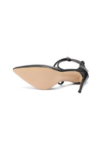Scarpa nera con tacco alto, punta affilata, superficie elegante e tacco sottile. Presenta un cinturino alla caviglia con dettaglio metallico testurizzato.