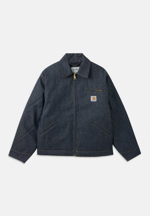 Giacca di jeans blu scuro con cerniera frontale, colletto a punta e due tasche laterali. Presenta una tasca sul petto con toppa con logo e cuciture gialle.