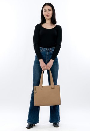 Beige læder tote taske med to solide håndtag, tekstureret overflade og en metal charmdetalje. Har en rektangulær form.