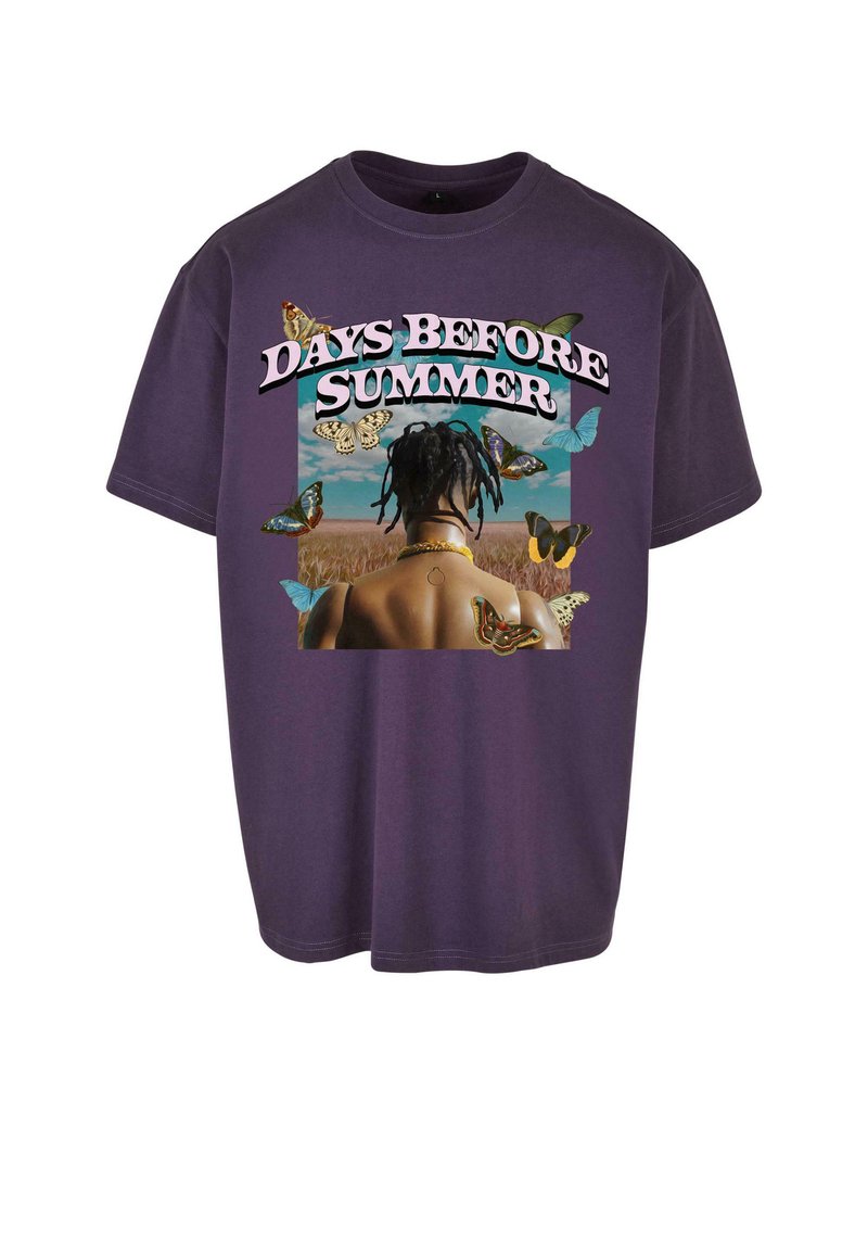 Lilla bomulds t-shirt med et grafikprint med teksten "DAYS BEFORE SUMMER" og farverige sommerfugle omkring en persons ryg.