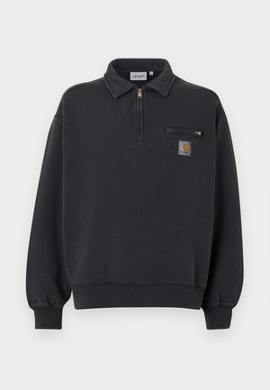 Sudadera negra con cremallera de cuarto, cuello, puños y dobladillo acanalados, bolsillo en el pecho con cremallera y parche con el logotipo de Carhartt en el frente.