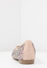 Bailarinas con un upper texturizado multicolor, que presentan un tacón de ante suave en color rosa y una suela de goma pequeña. Adorno de lazo simple en la parte delantera.