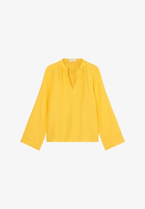 Blouse jaune à manches longues, coupe ample, col mandarin et encolure en V, posée à plat sur un fond blanc.