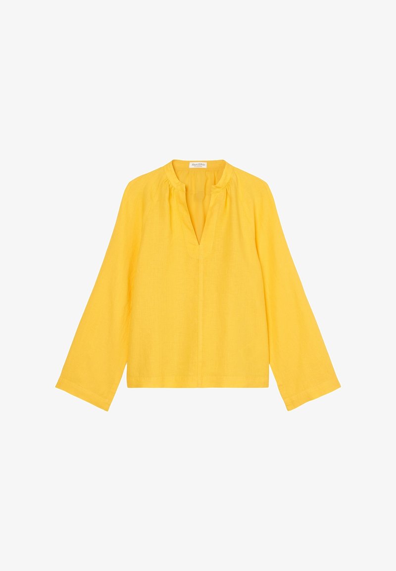 Blouse jaune à manches longues, coupe ample, col mandarin et encolure en V, posée à plat sur un fond blanc.