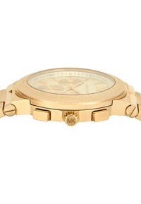 Orologio in tonalità oro con cassa rotonda texturizzata, vetro trasparente, quadranti cronografi, indicatori in numeri romani e logo MK sulla corona.