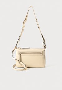Beige lær crossbody veske med teksturert overflate, justerbar stropp og en frontlomme med glidelås. Har detaljer i gulltone.