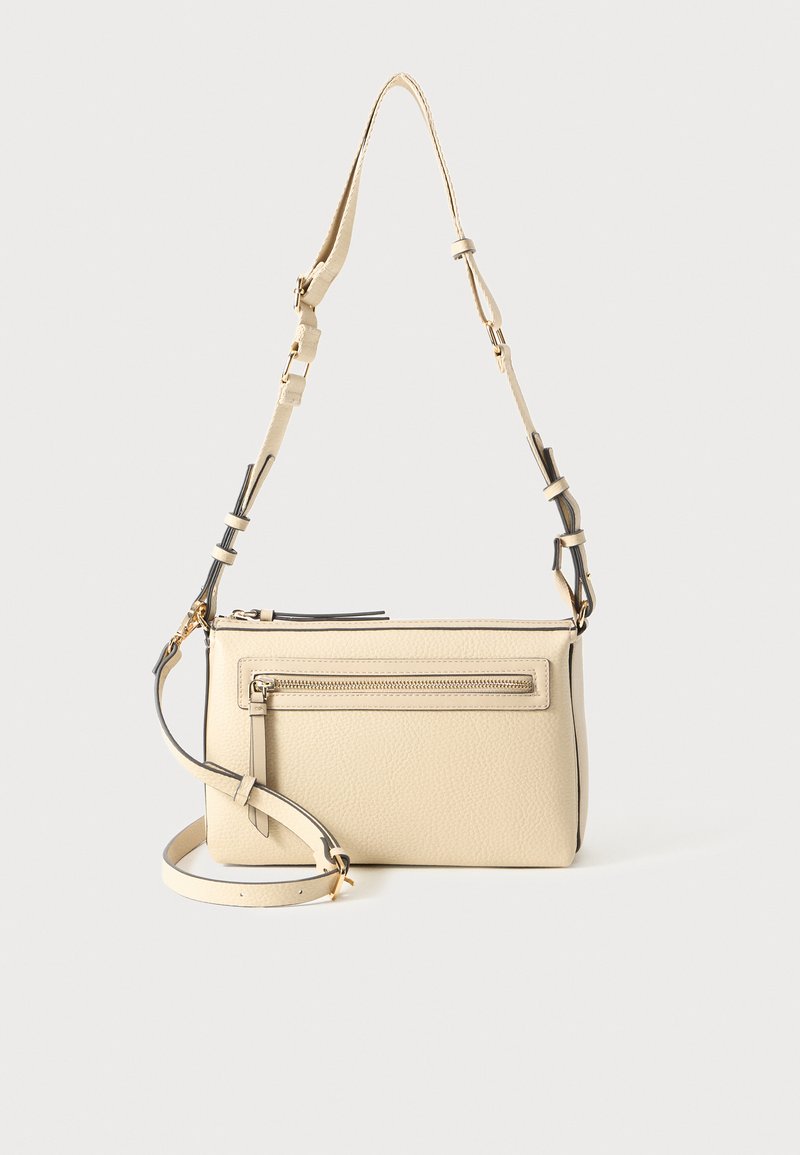 Beige lær crossbody veske med teksturert overflate, justerbar stropp og en frontlomme med glidelås. Har detaljer i gulltone.