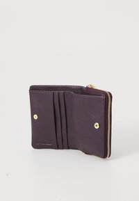 Portafoglio in pelle viola scuro aperto con fessure per schede, chiusura a pulsante e zip dorata su sfondo bianco.