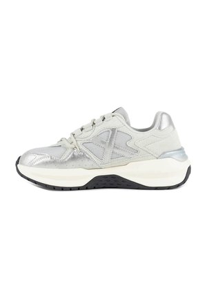 Zapatilla deportiva blanca y plateada de corte bajo con superposiciones de malla y cuero, cierre de cordones, media suela blanca gruesa y suela exterior de goma negra.