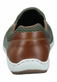 Sneaker da uomo con tomaia in mesh verde e dettagli in pelle marrone, suola in gomma bianca e design posteriore arrotondato.
