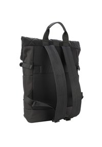 Czarny plecak z wyściełanym uchwytem, regulowanymi siateczkowymi ramiączkami oraz pikowanym, teksturowanym wzorem. Posiada wytrzymały materiał i pewne klamry.
